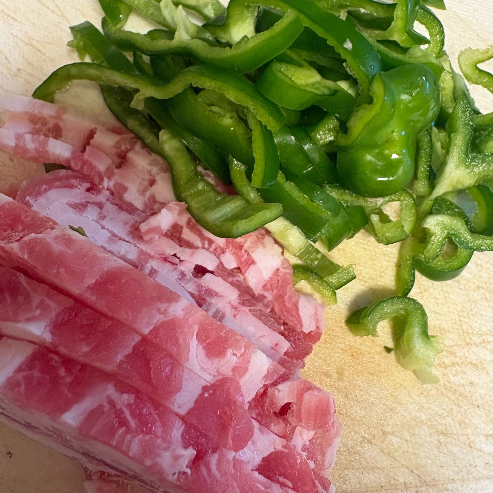 豚肉とピーマンはうどんにからみやすいように細切りにします。