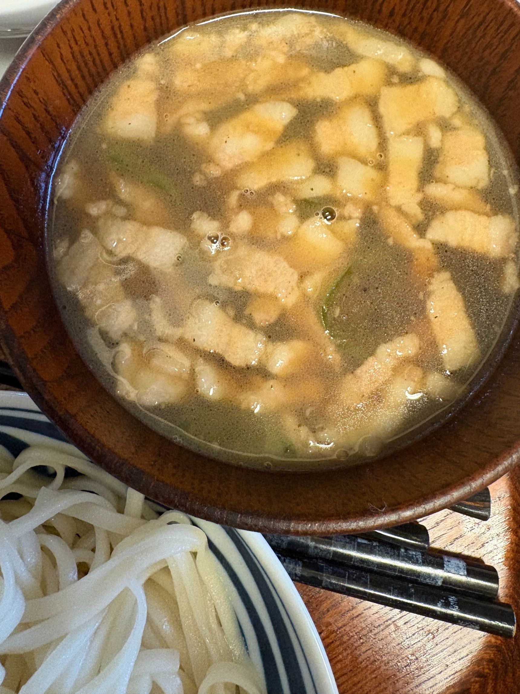 大きめのお椀につけ汁をたっぷり注いで、細めのうどんをつけていただきました。