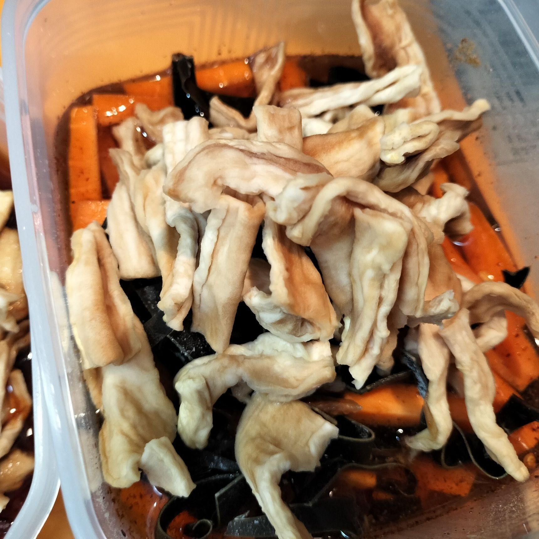 【材料●を入れた割り干し大根（昆布とにんじんも加える）】