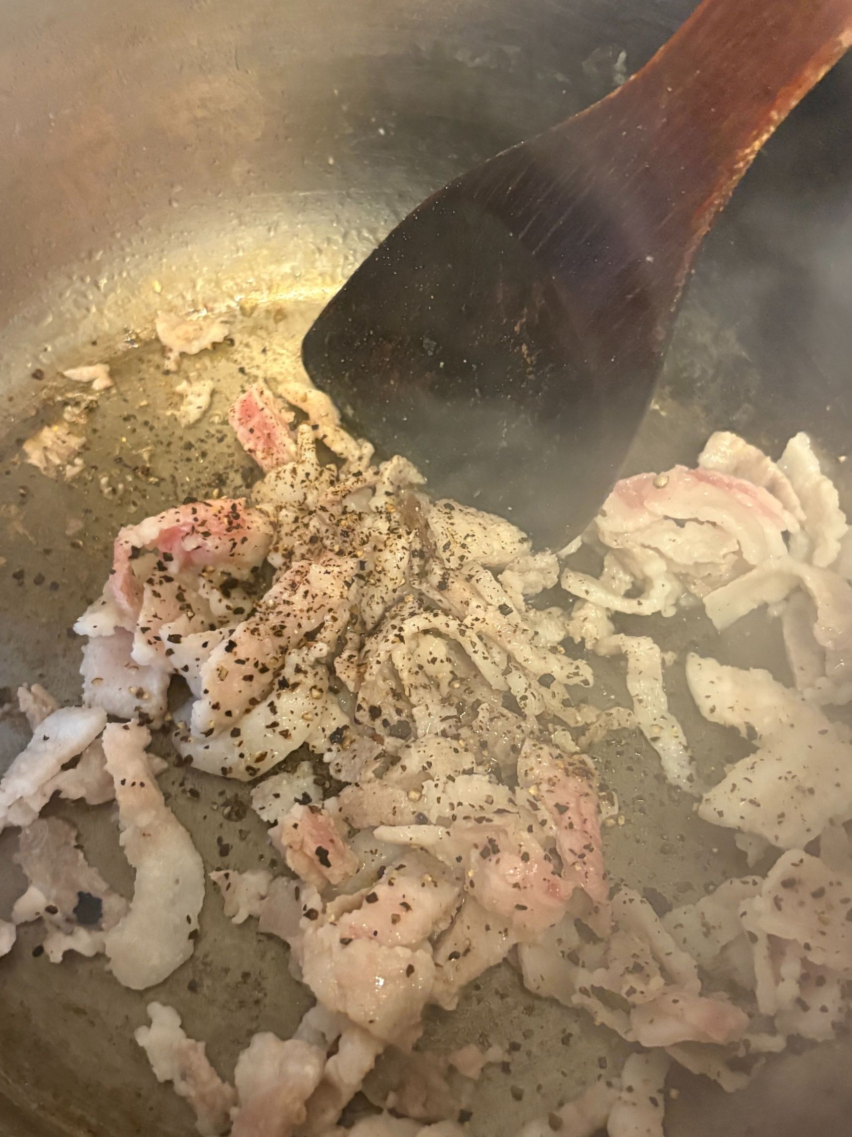 まずは豚肉を炒めます。私はたっぷりのブラックペッパーをかけます。