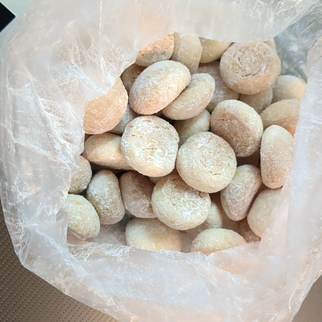 1回目の粉糖をまぶします。