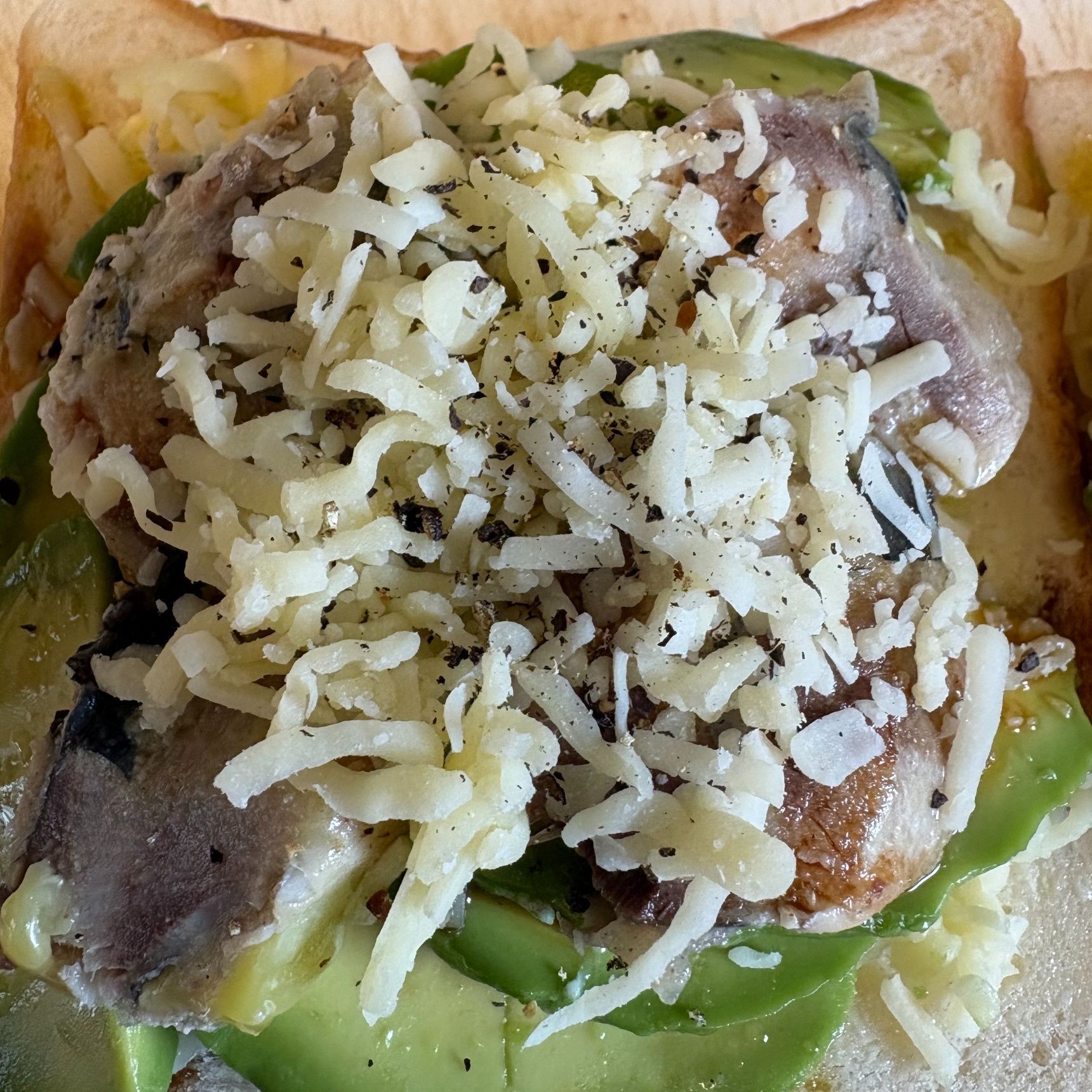 もう一度チーズをのせてブラックペパーをかけて焼きます！