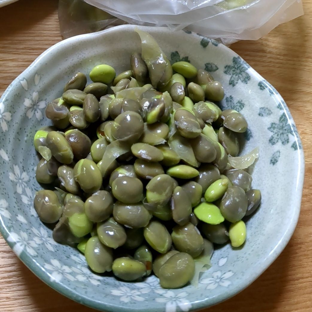 豆の薄皮を剥きます！