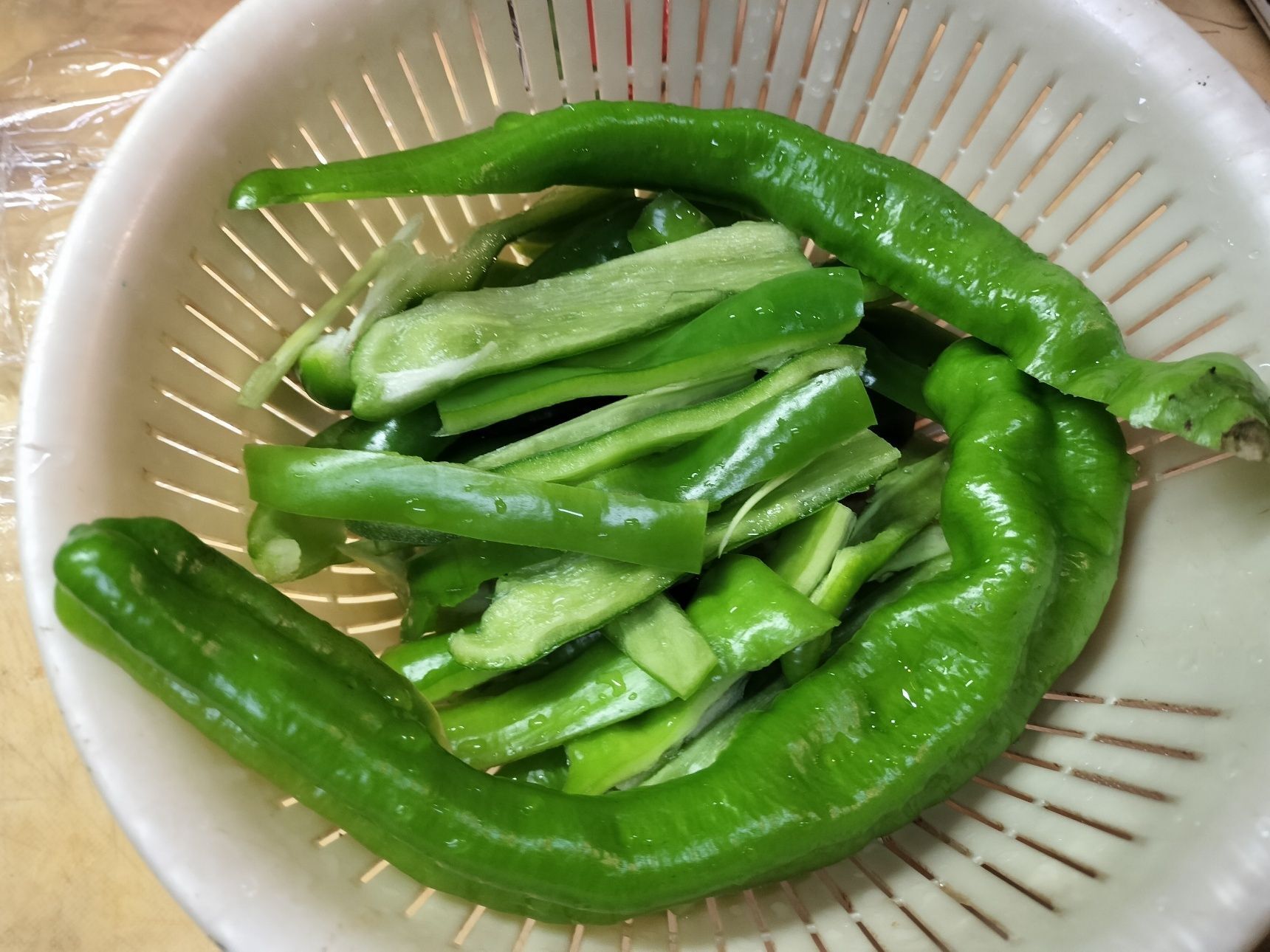 3. ししとうの種を取り、食べやすい大きさに切る。手順1のフライパンでサッと焼き、一旦、皿に取り出す。