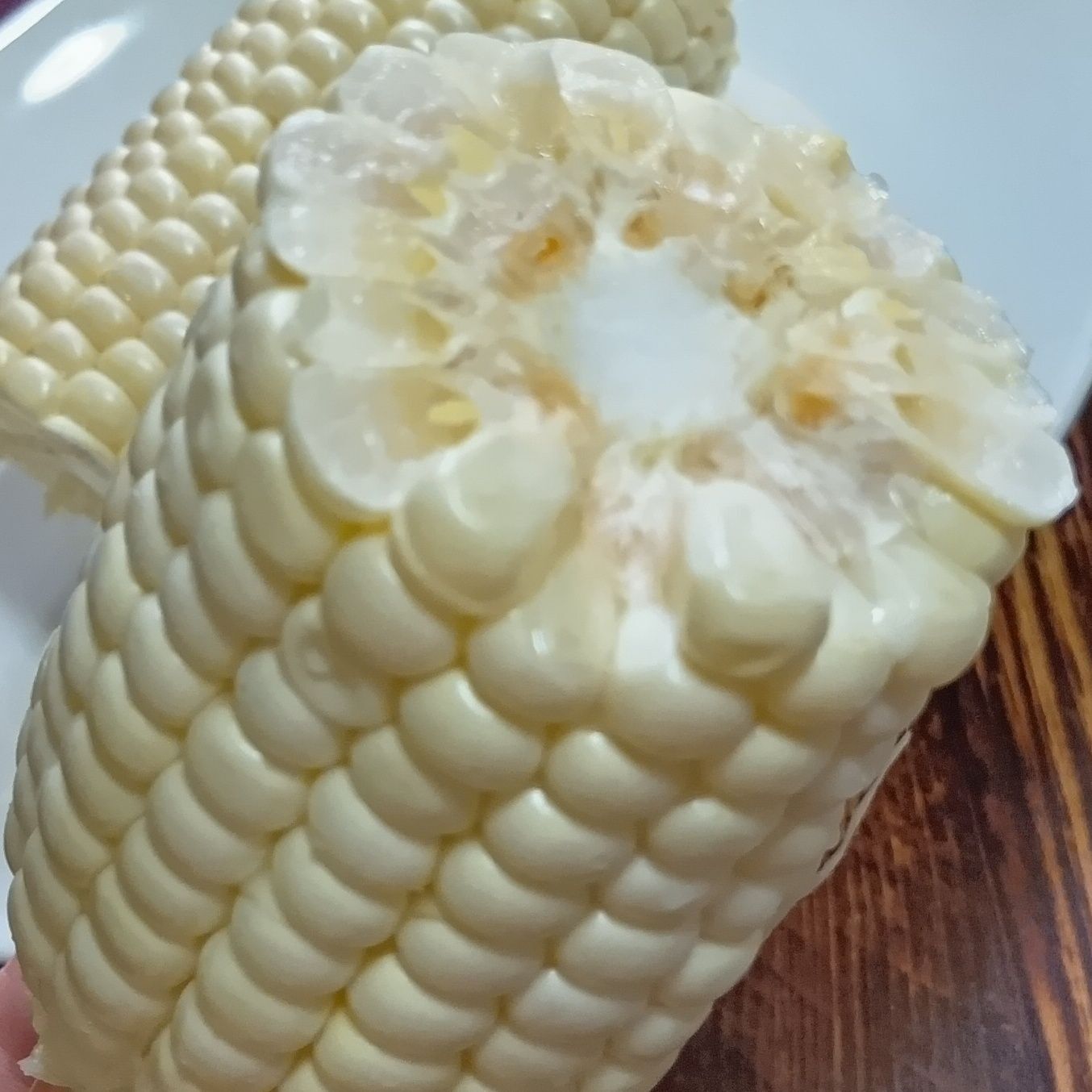 一粒一粒がきれいに並び、隙間もほとんどありません。 カットした断面もとてもきれいで、みずみずしさが伝わってきます。