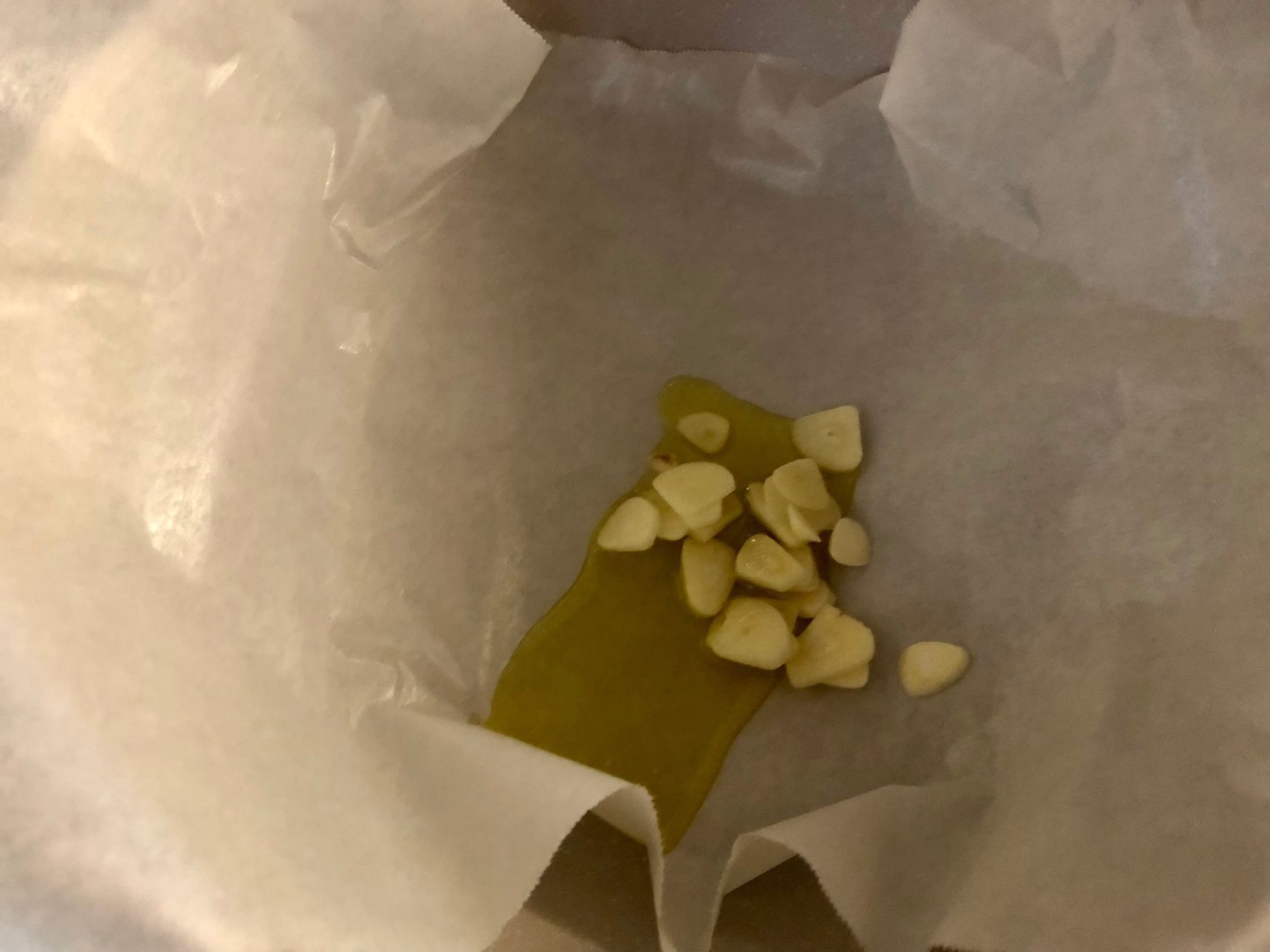 フライパンにクッキングシートを敷き、盛る時に上に来る部分から焼いていきます。