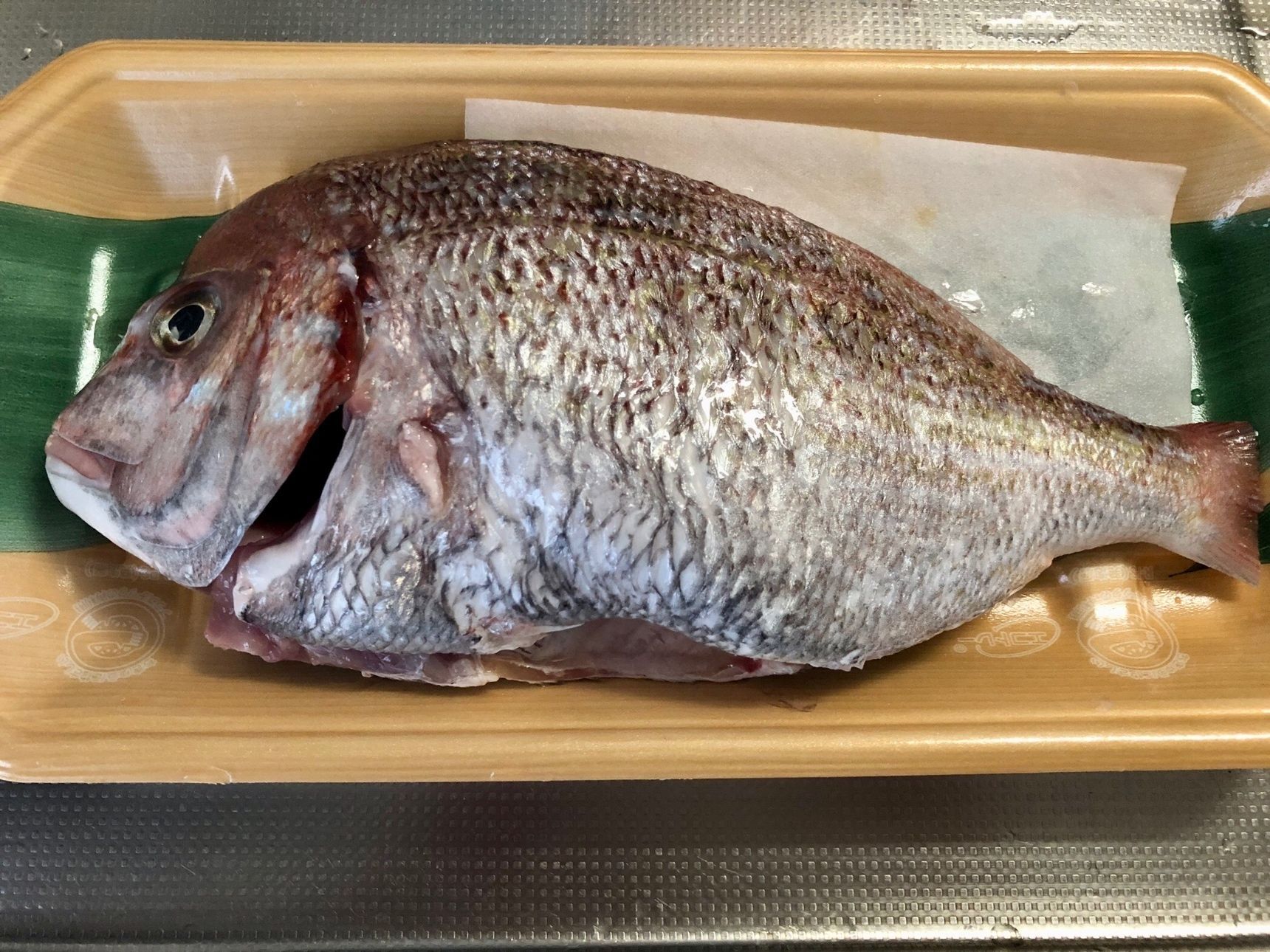 鯛を捌いて内蔵を取り出して洗います