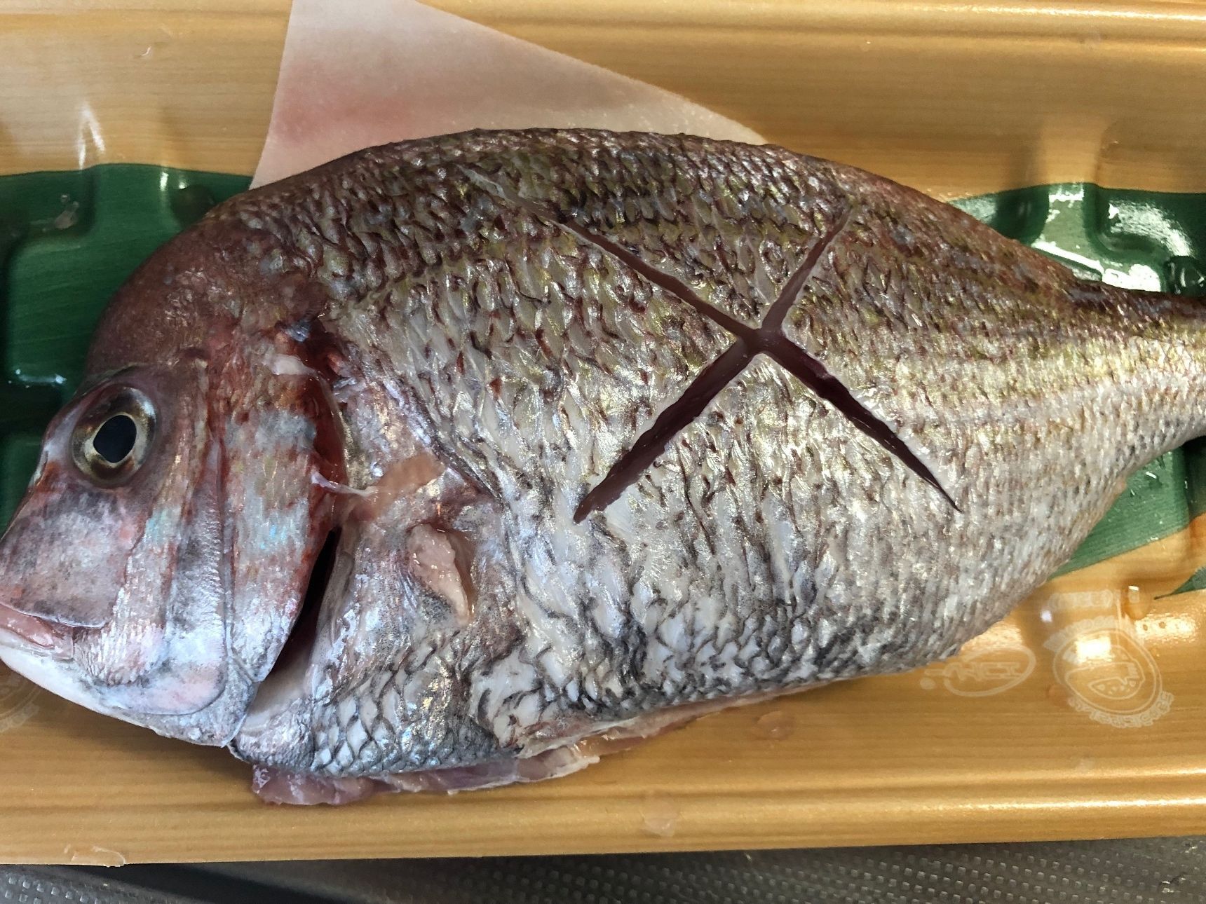 分厚い箇所に切れ目を入れ、水気を拭き取った後、塩を振ります