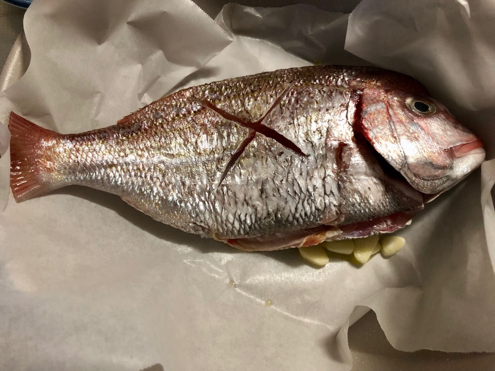 オリーブオイルを引き、にんにくを炒めたら鯛を中火で8分ほど焼きます