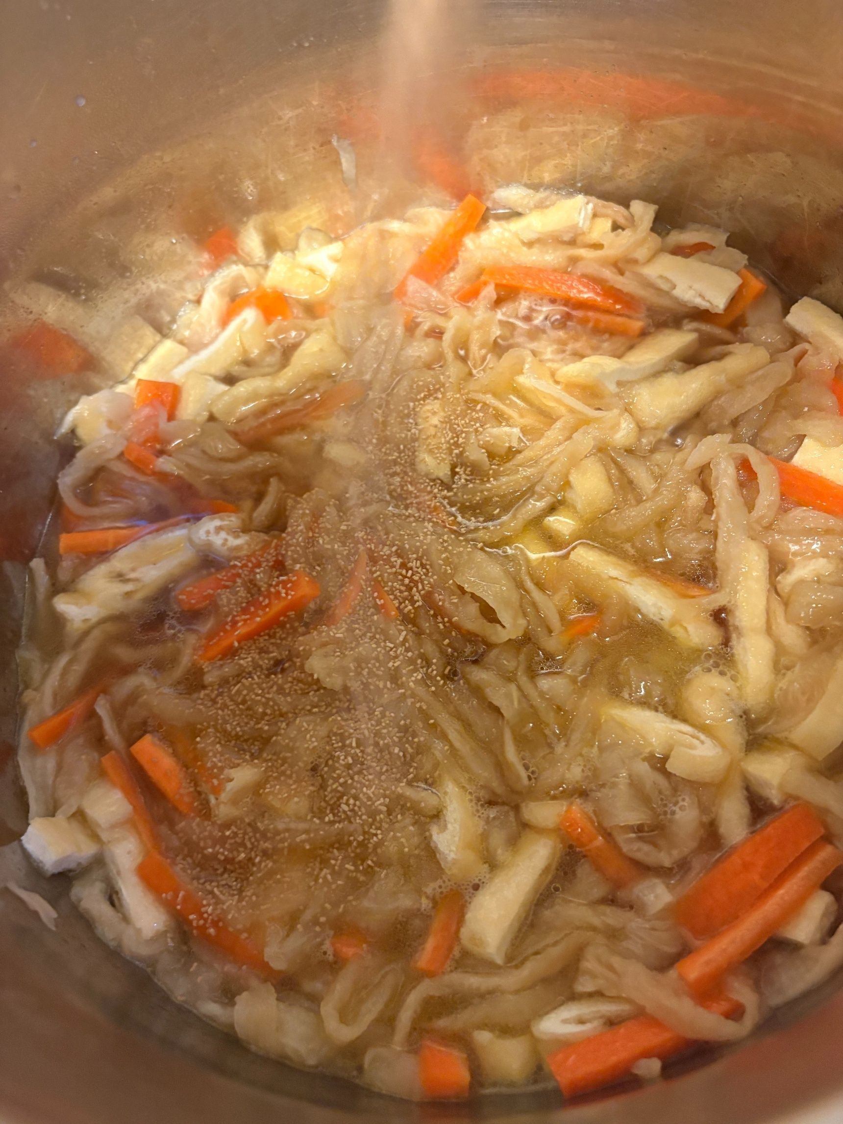 ここで出汁の旨味を少量加えます。