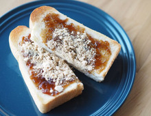 【レンジで60秒】食パンと意外すぎる相性！？甘じょっぱさがクセになる和風「みたらしトースト」