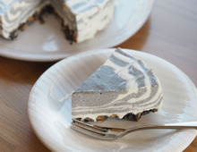 「なにコレ見たことない♡」スプーンで交互に注ぐだけ！？簡単なのにプロ級『ゼブラ柄チーズケーキ』に注目