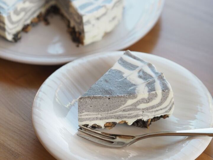 「なにコレ見たことない♡」スプーンで交互に注ぐだけ!?簡単なのにプロ級『ゼブラ柄チーズケーキ』に注目
