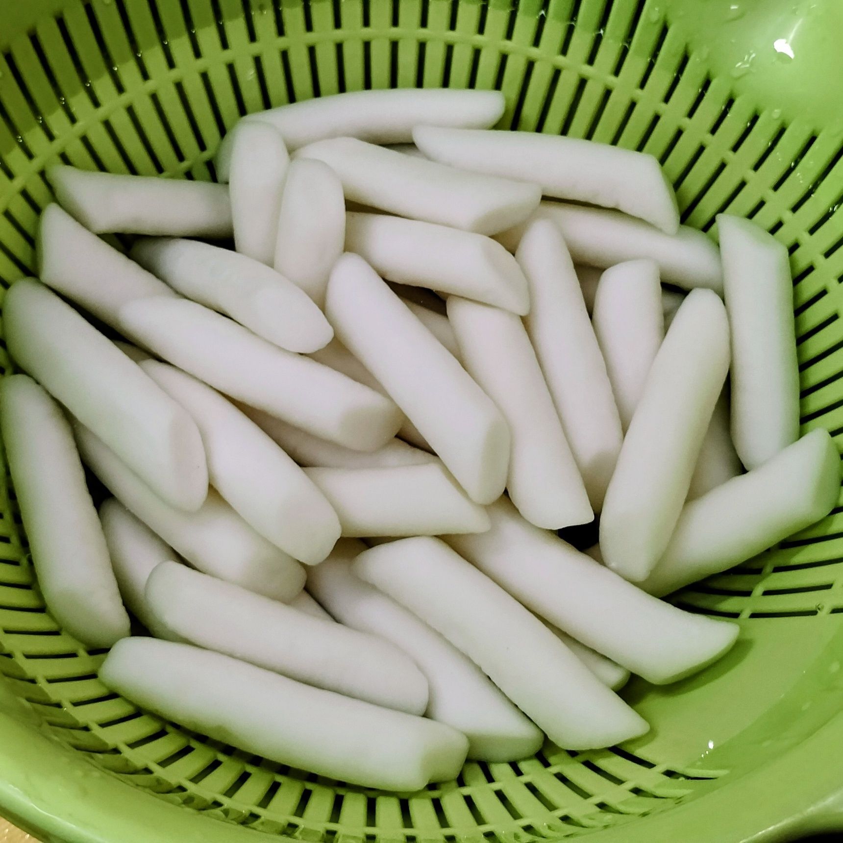 1、ボウルにザルをセットして、トッポギ餅を入れる。適量の水を注ぎ入れ、30分程浸しておく。