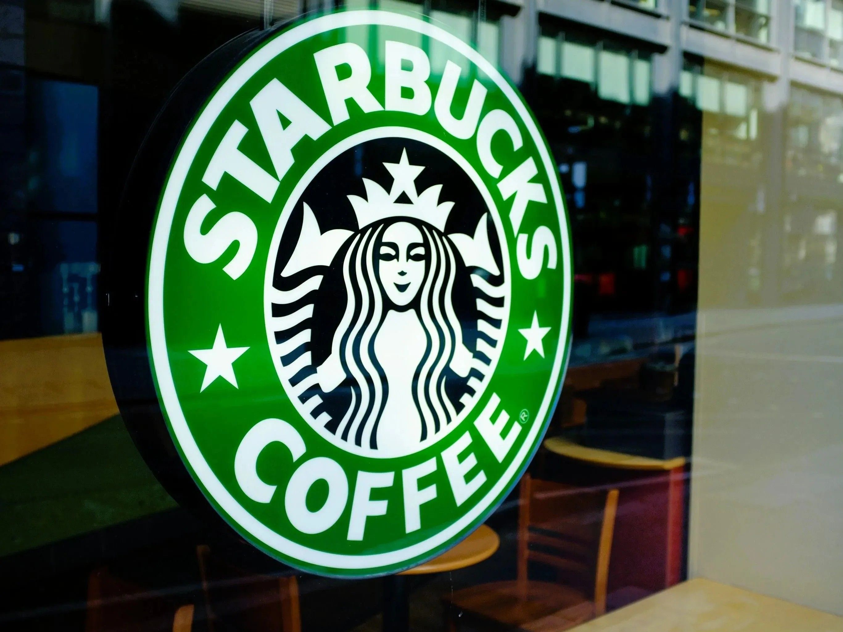 スタバで注文するとき、ドリンク名を言うのは"3番目"が正解！？じゃあ最初と2番目に伝えるのはいったい何…？