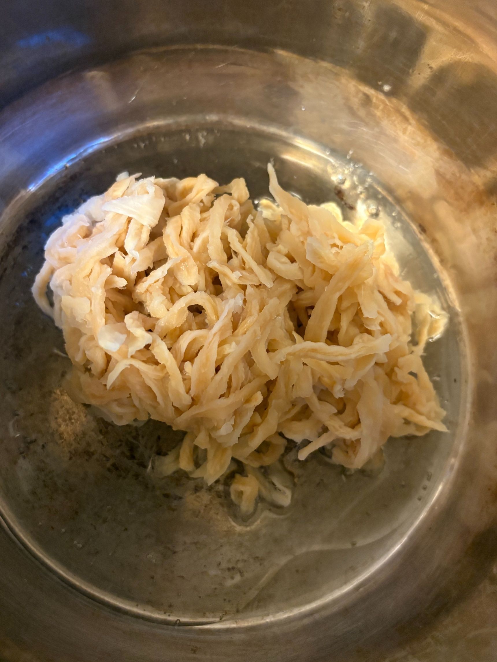 鍋に油を入れて、絞った切り干しを炒めます。