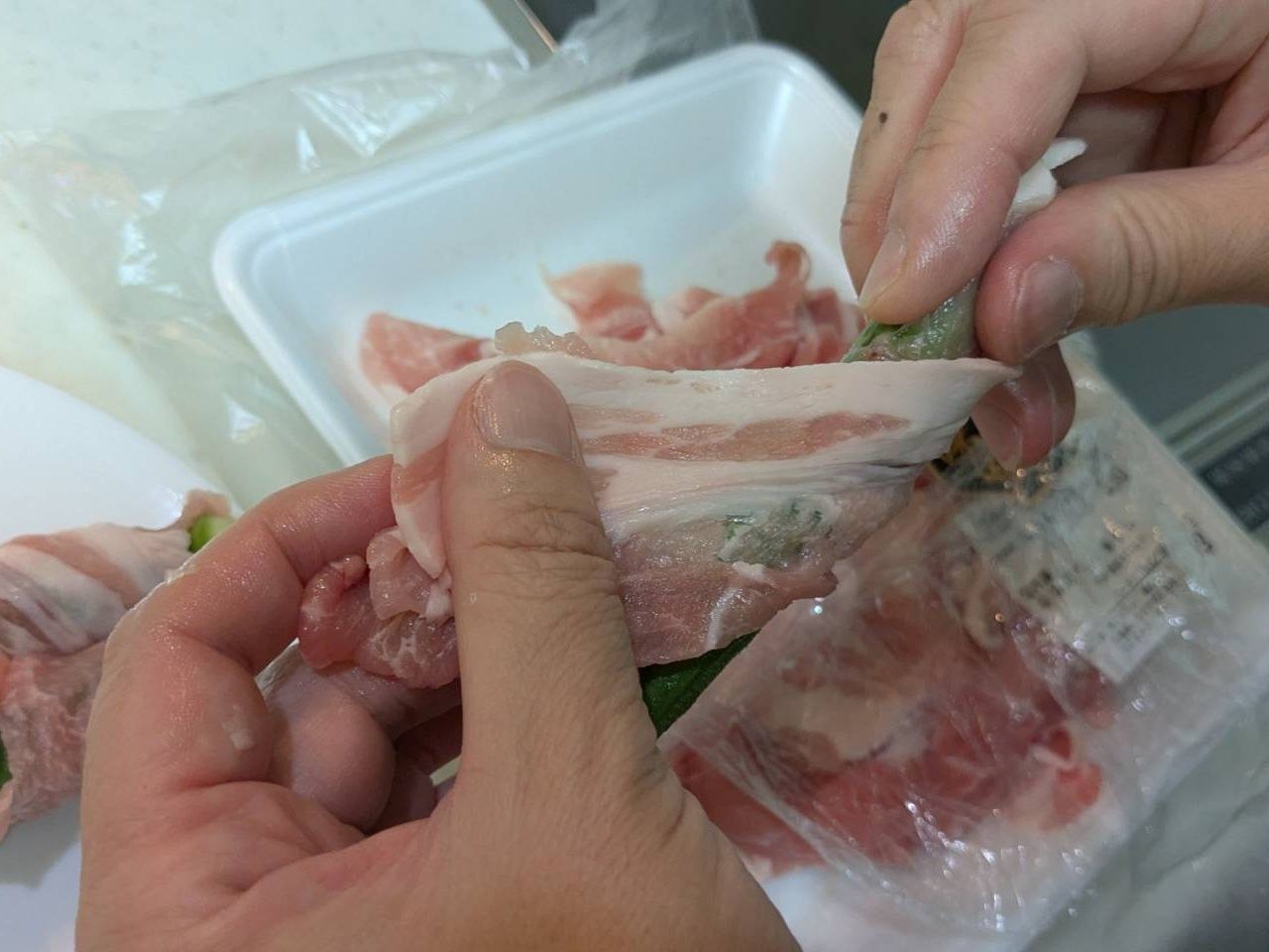 豚肉を巻き巻きします(笑)
