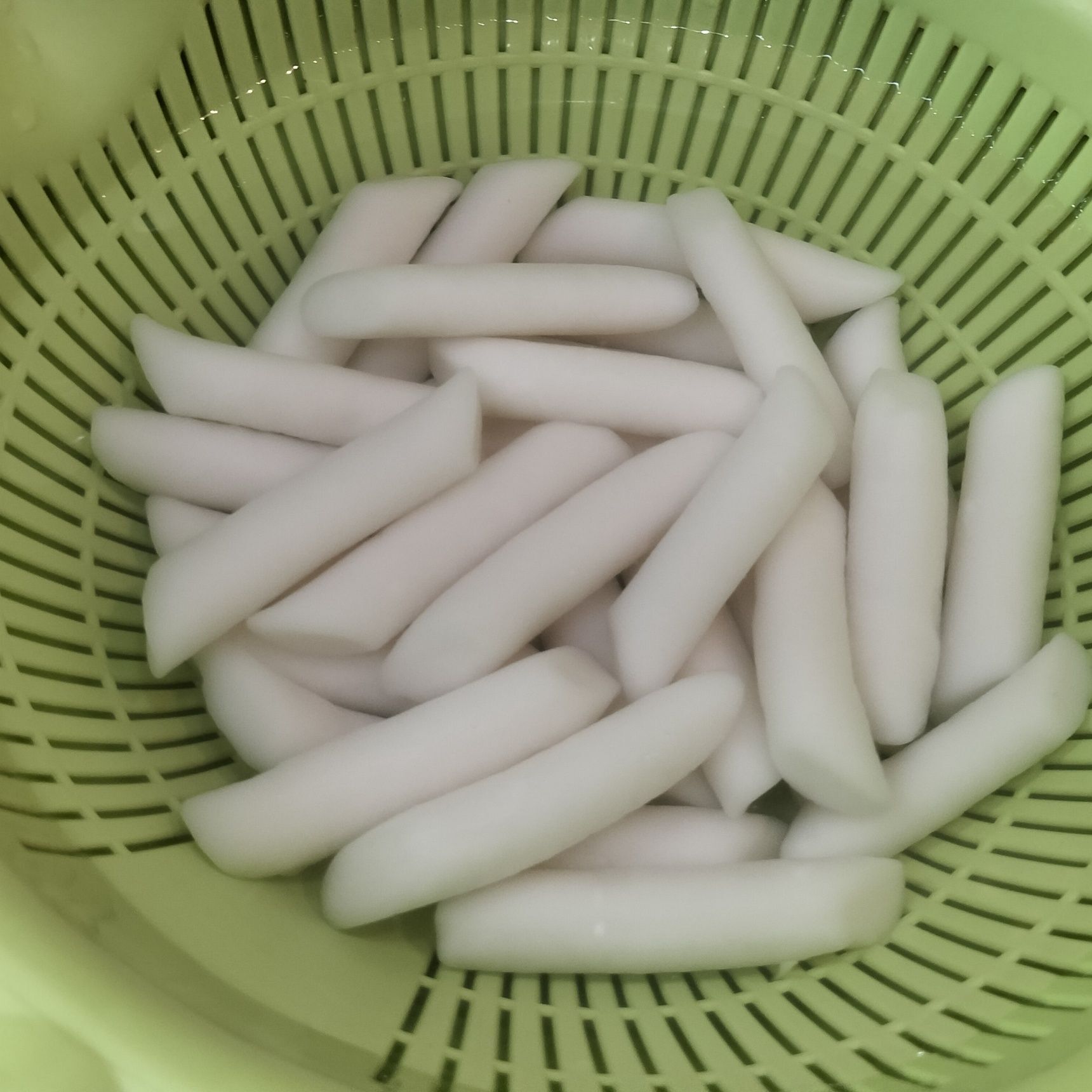 1、ボウルにザルをセットして、トッポギ餅を入れる→適量の水を注ぎ入れ、30分程浸しておく。