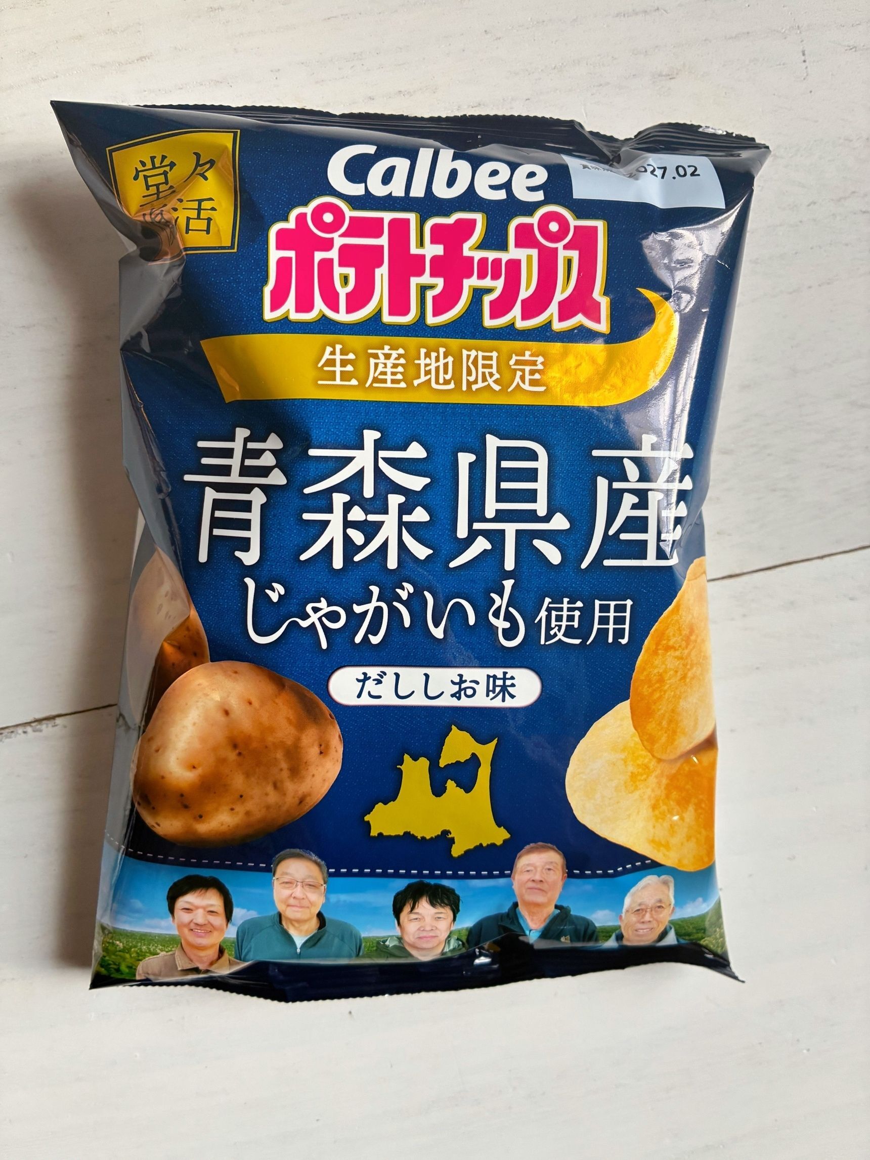 東北限定【カルビー】青森県産じゃがいも使用 だししお味のポテトチップス