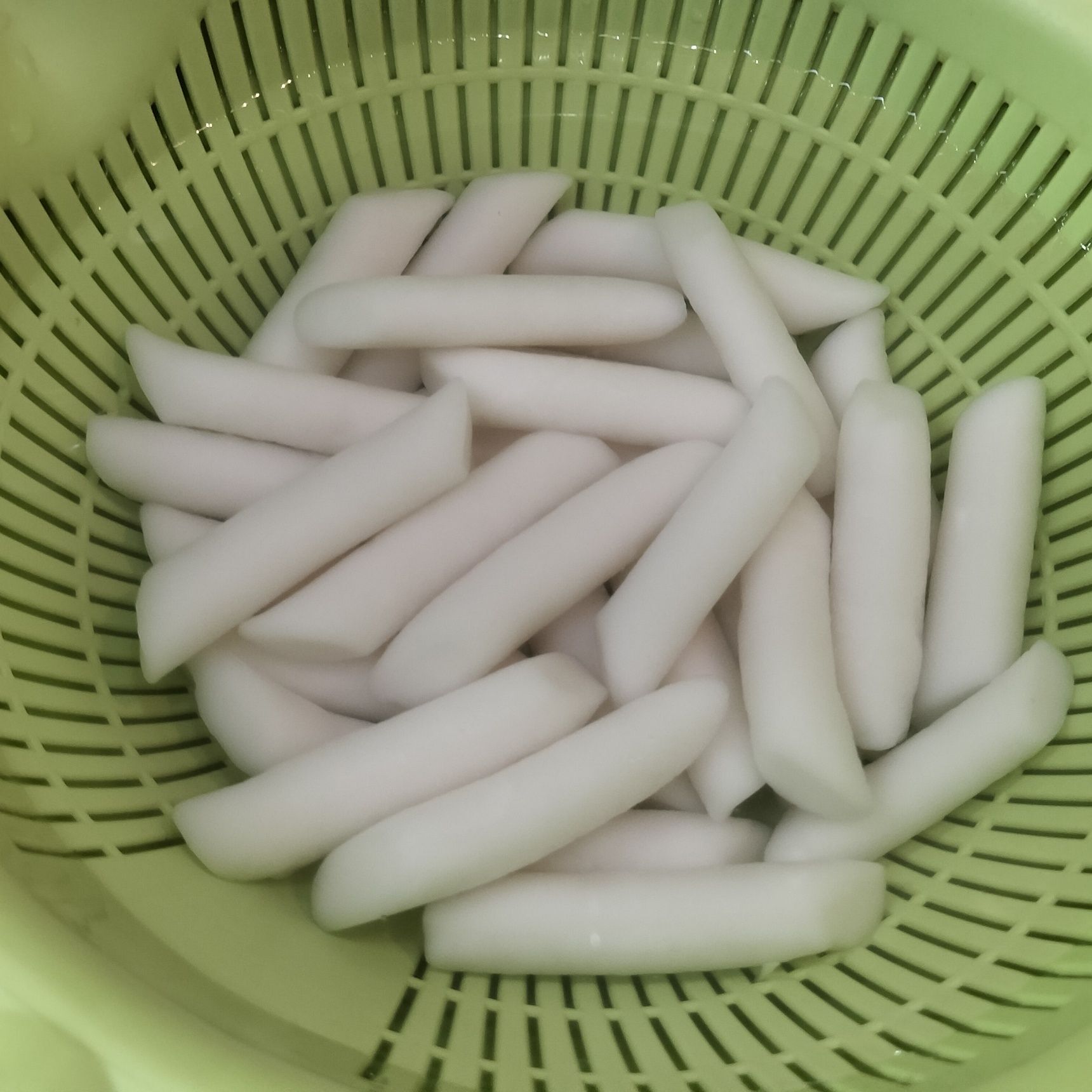 1、 ボウルにザルをセットして、トッポギ餅を入れる→適量の水を注ぎ入れ、30分程浸しておく