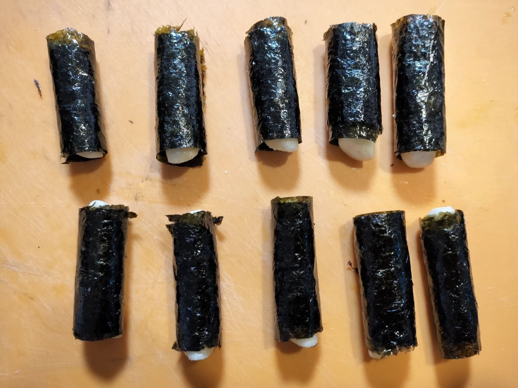4、韓国風焼き海苔でトッポギ餅を巻く→巻き終わりを下にして5分程放置する