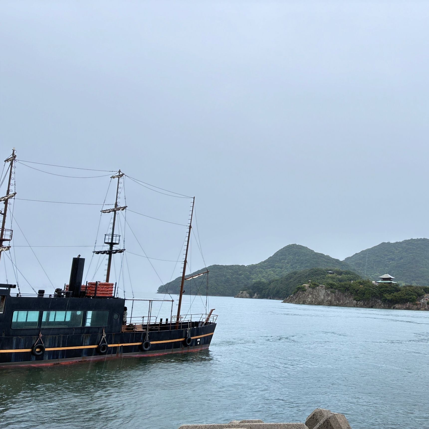 観光船で海から眺めるのもよし