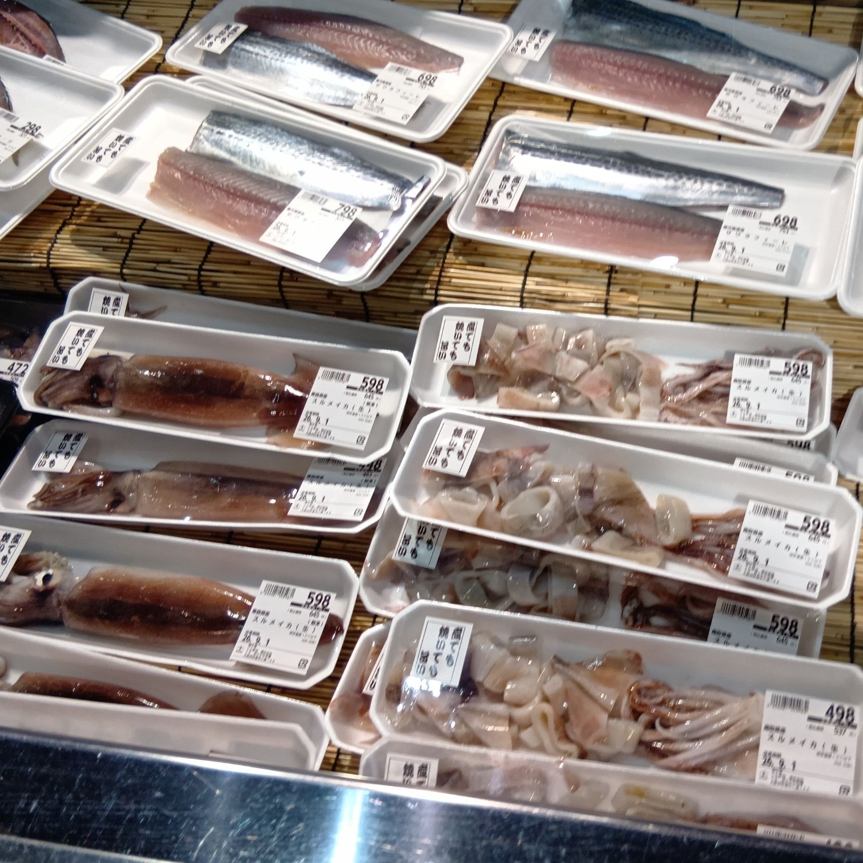 吸水シートに水分や血がたくさん出ていないかも、鮮度を見るポイントです。