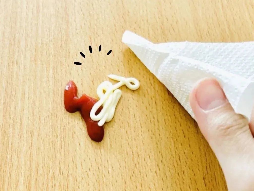 こぼしたマヨネーズやケチャップ、拭くのはNG！ウソのようにキレイになる「お掃除ワザ」を大発見♡