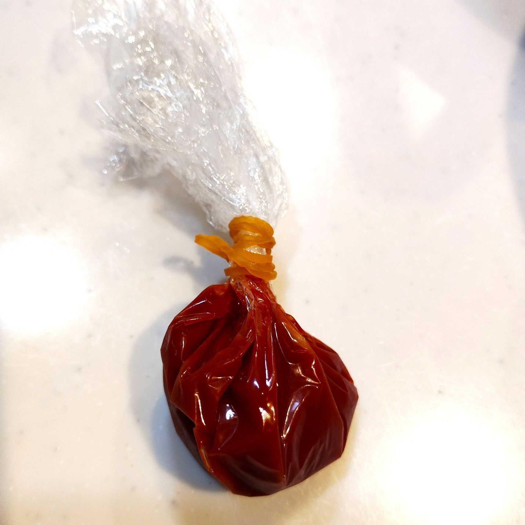 輪ゴムでしばる