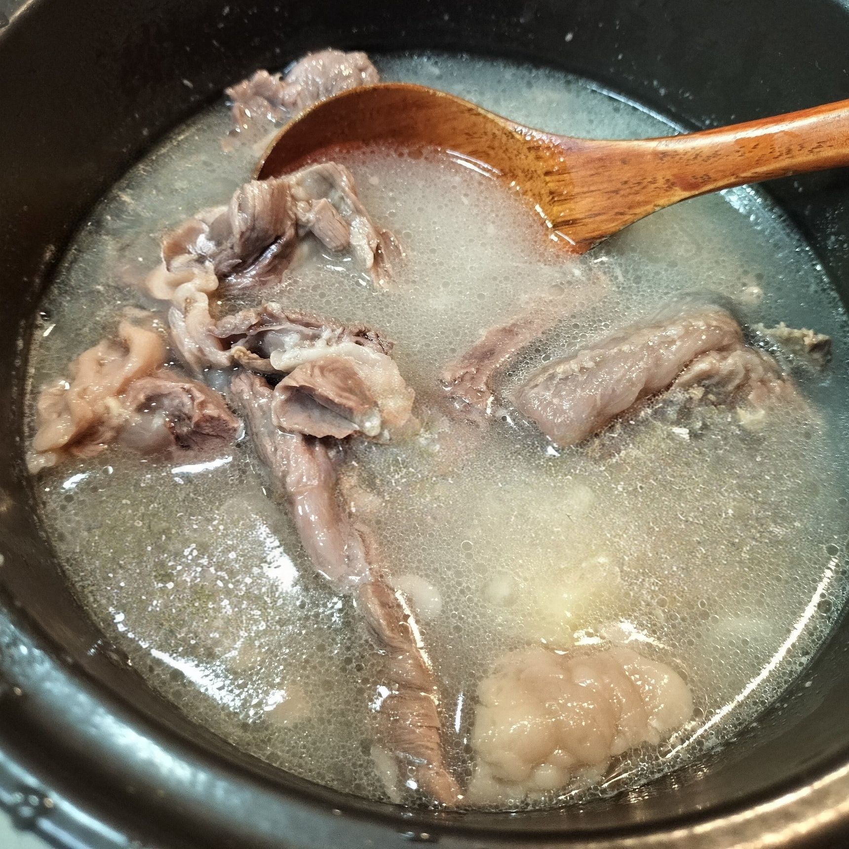 2、鍋に、材料●を入れる