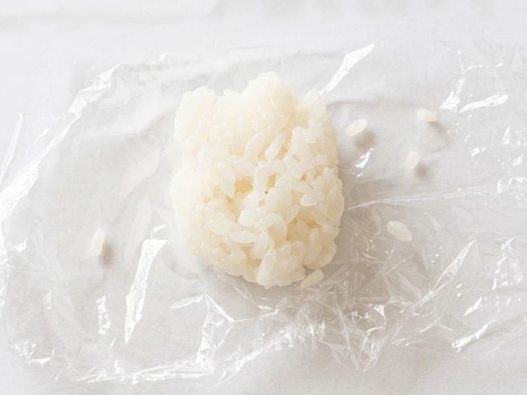 手元に糊がないときに。ご飯粒ひとつで郵便切手をのり付け