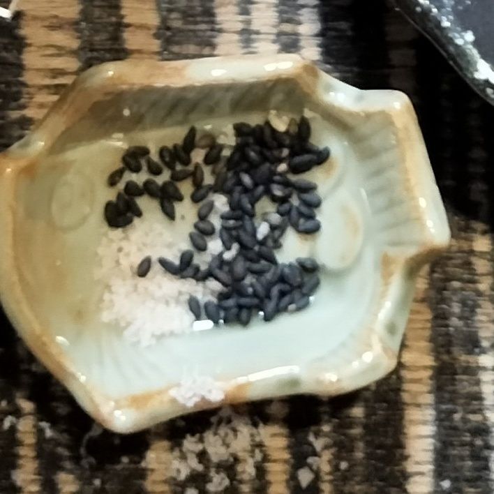 1. 小さな器に、材料●を入れる