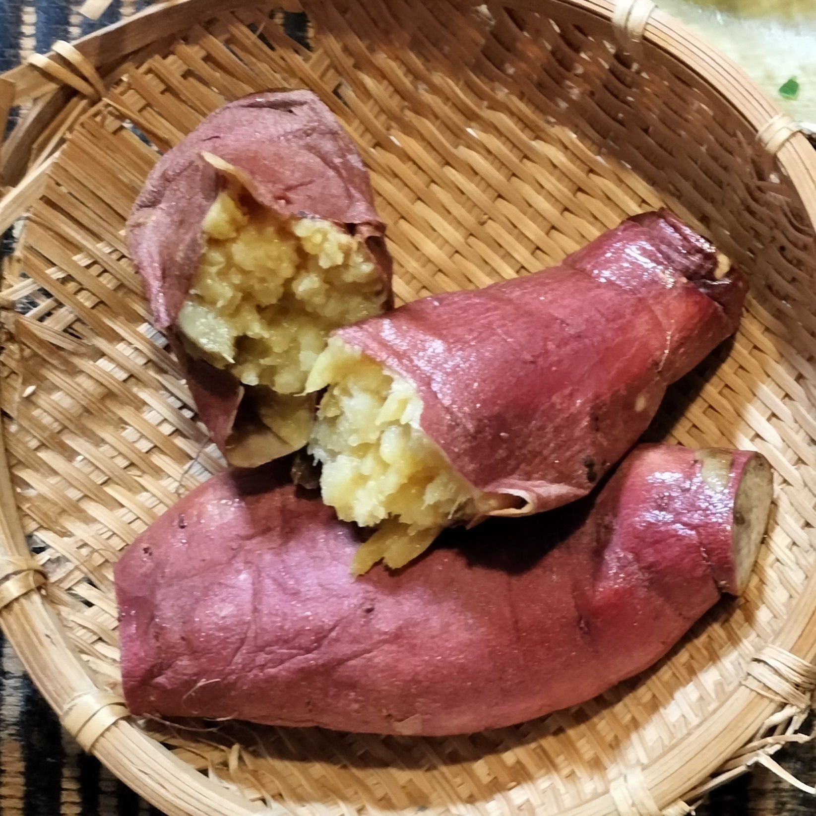 2. 冷蔵庫から取り出した焼き芋を、竹ザルに盛り付ける