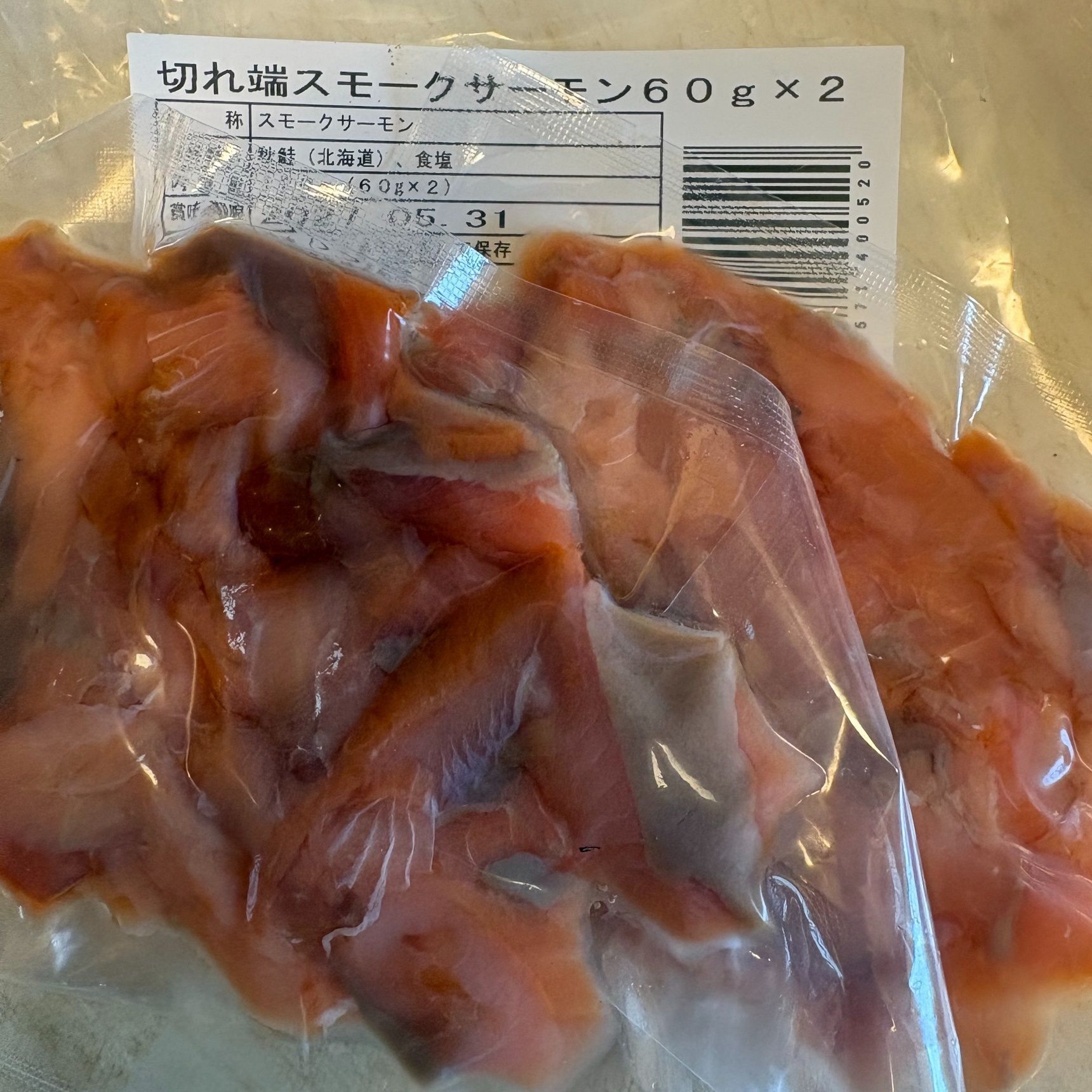 私が使った切れ端スモークサーモンはこんな感じの冷凍です。