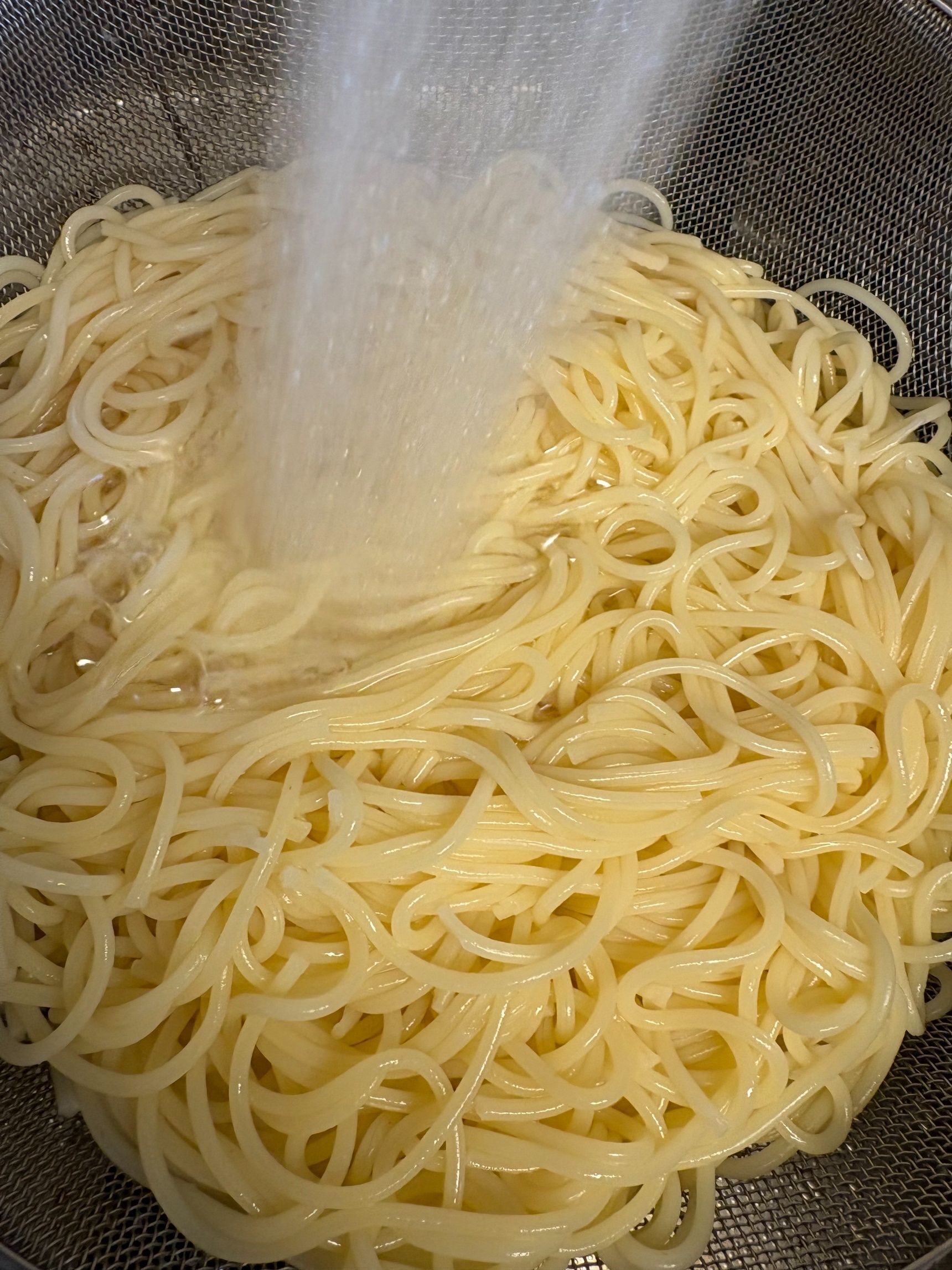 塩を入れて茹でたパスタはうどんや蕎麦みたいに水をかけてぬめりを取りました。