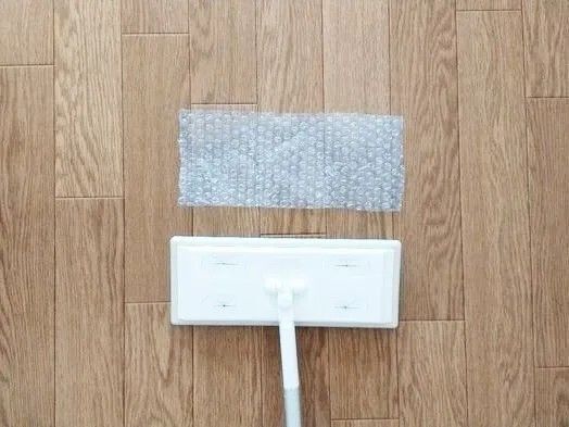 「プチプチ」緩衝材、捨てちゃう前に！まさかのフローリングワイパーを進化させてくれる優秀品に変身♪