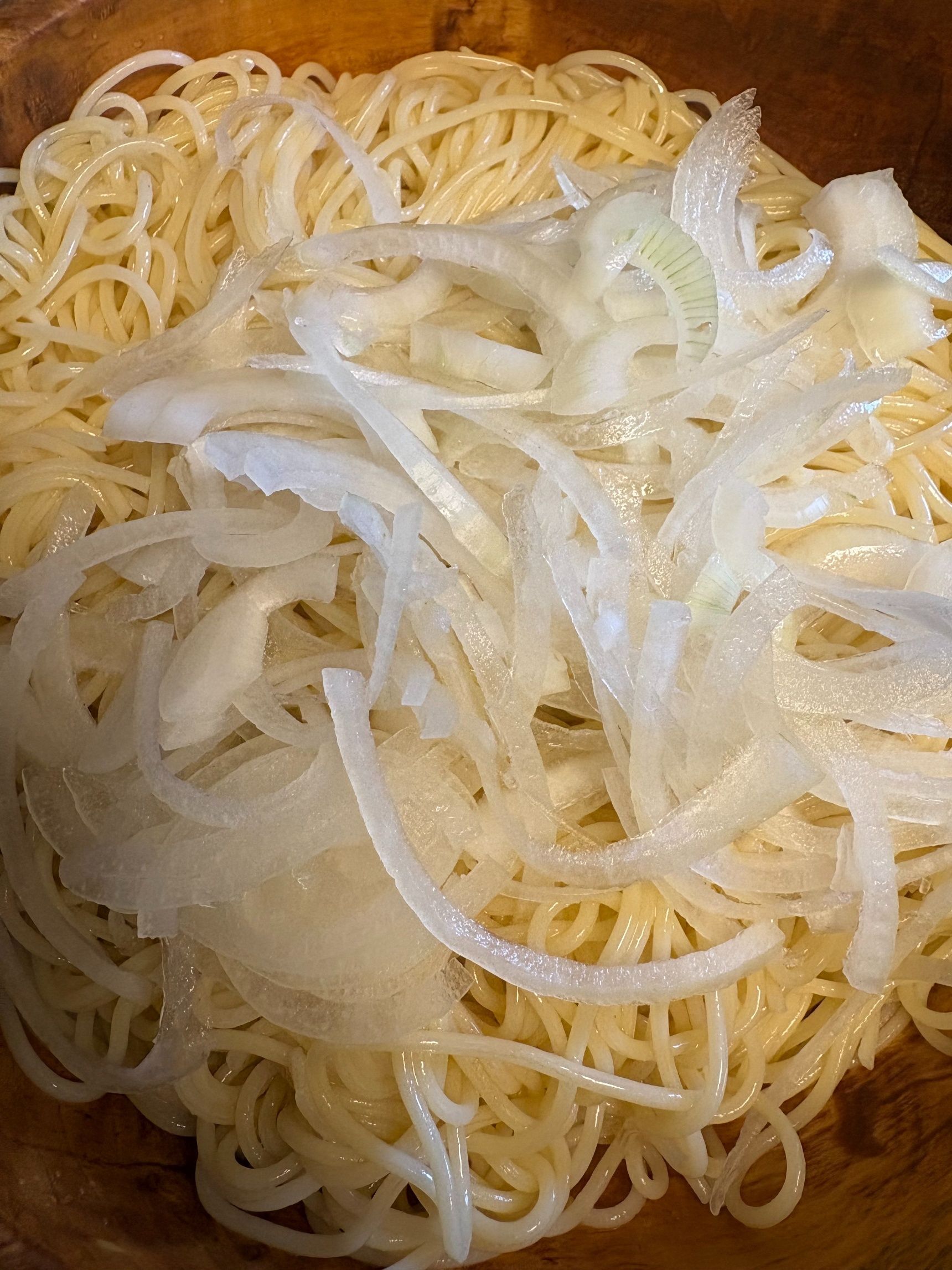 水にさらしておいたオニオンスライスを乗せます。