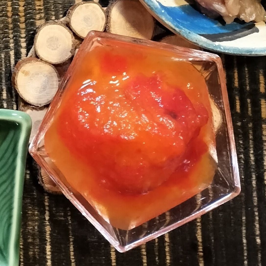 1、完熟プラムの皮に切り込みを入れる→切り込みから果肉と果汁を優しく絞り出し、器に入れる