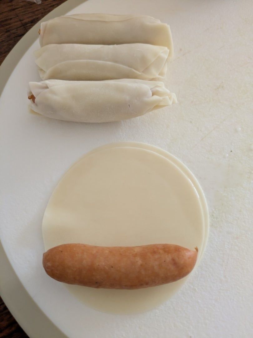 餃子の皮を2枚重ねてソーセージを巻く。