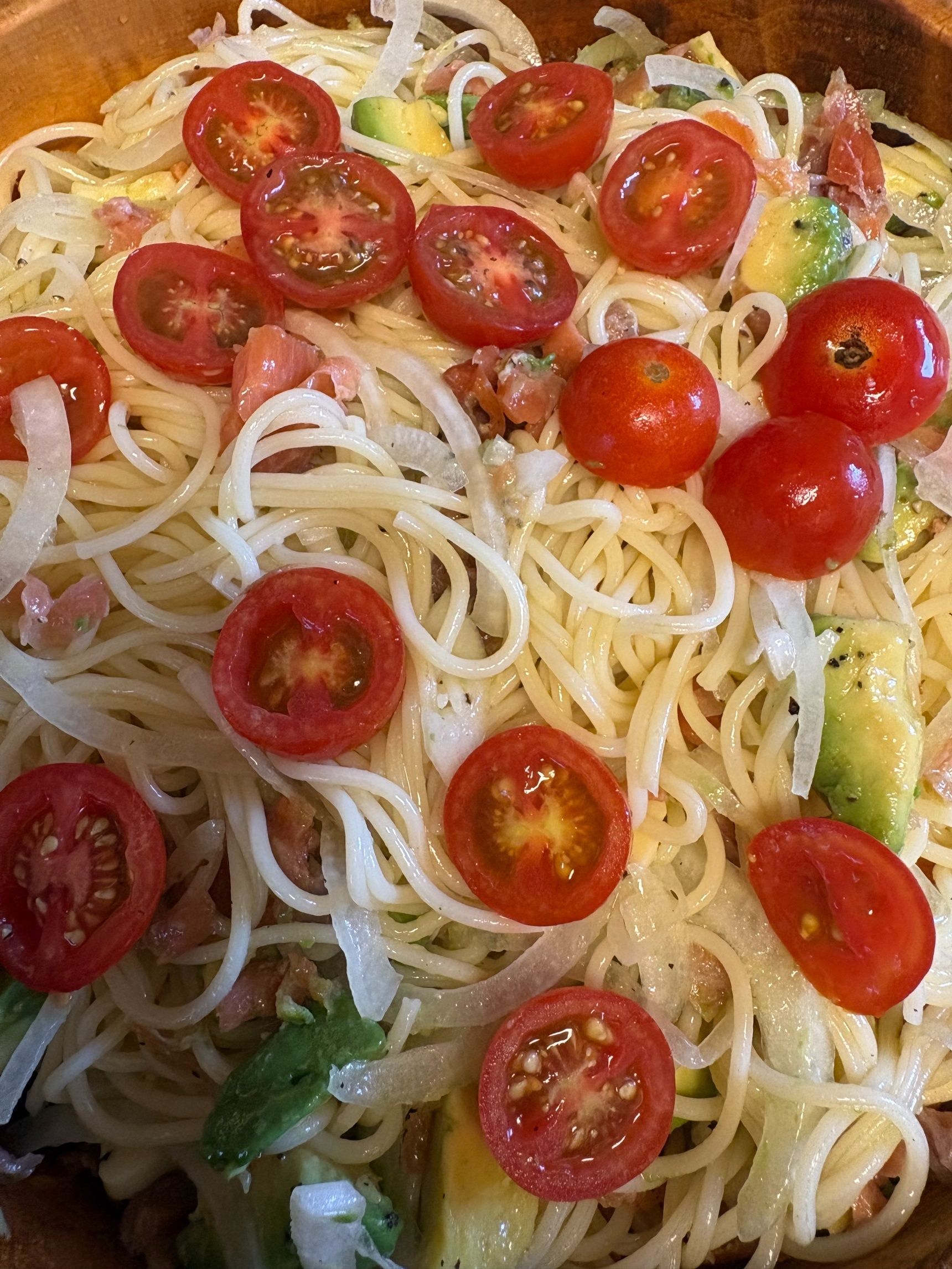 食べる時はミニトマトを加えて全体をよく混ぜて盛り付けました。