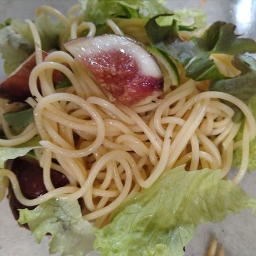サラダの材料を混ぜる
