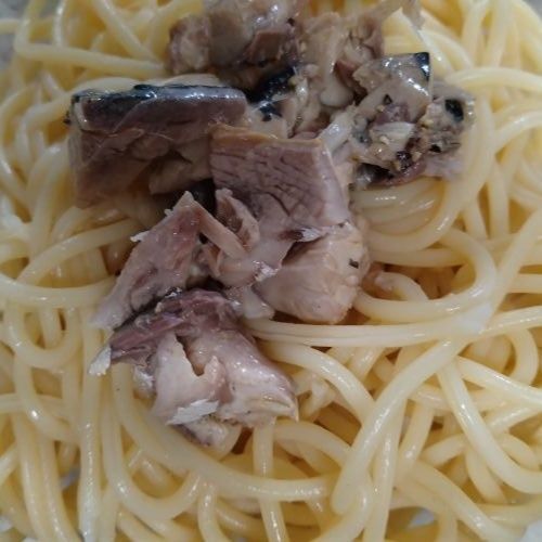 スパゲティにサバ缶を混ぜる