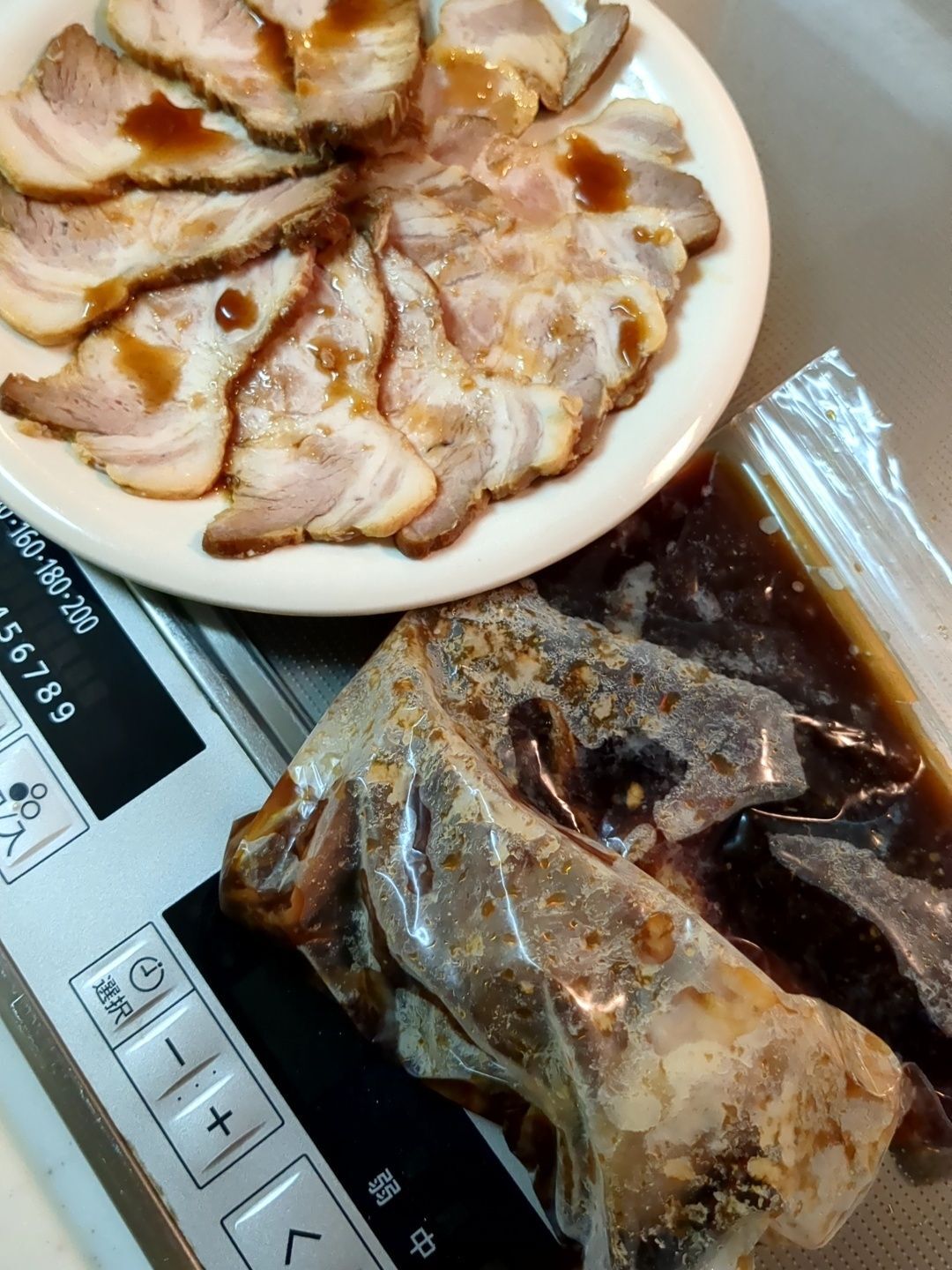 チャーシューをカットします。
