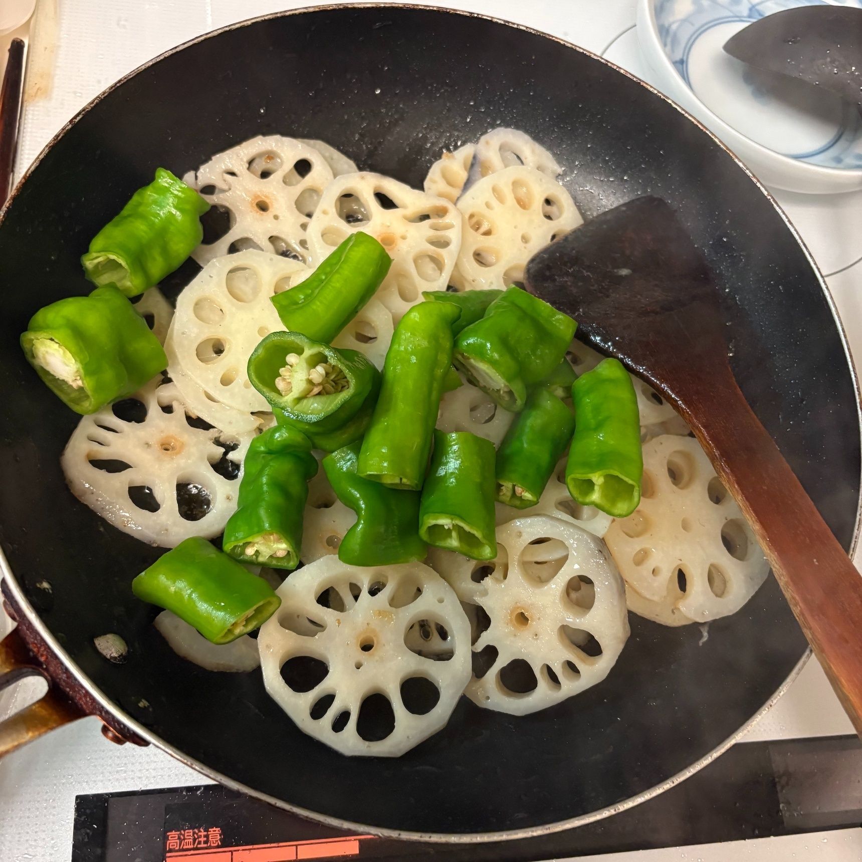 まず油で炒めます。