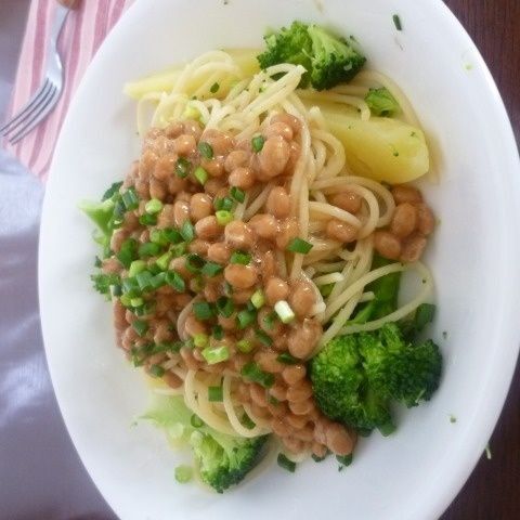 旬の味　温野菜の味噌麹クリームチーズ納豆パスタ