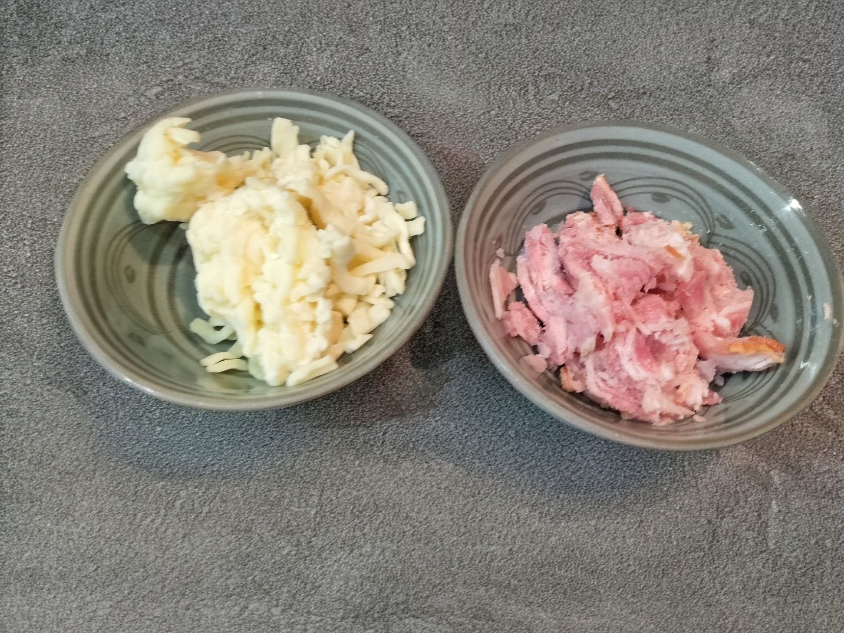 4、とろけるチーズと食べやすい大きさに切ったベーコンを用意する（洋風餡）