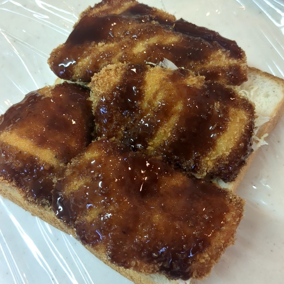 ヒラメのフライを揚げます。