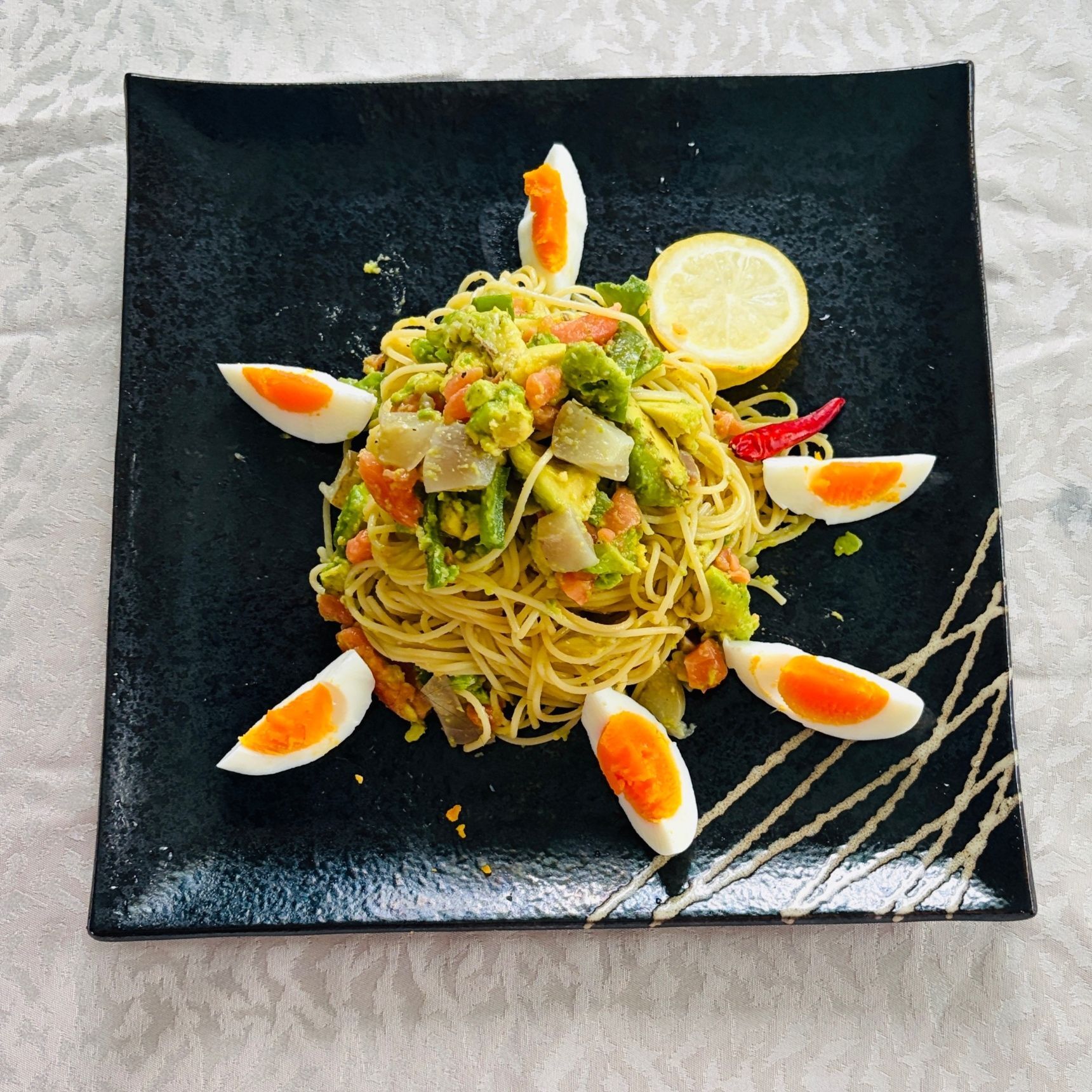 何度食べても飽きない！「アボガドとサーモンの冷製パスタ」