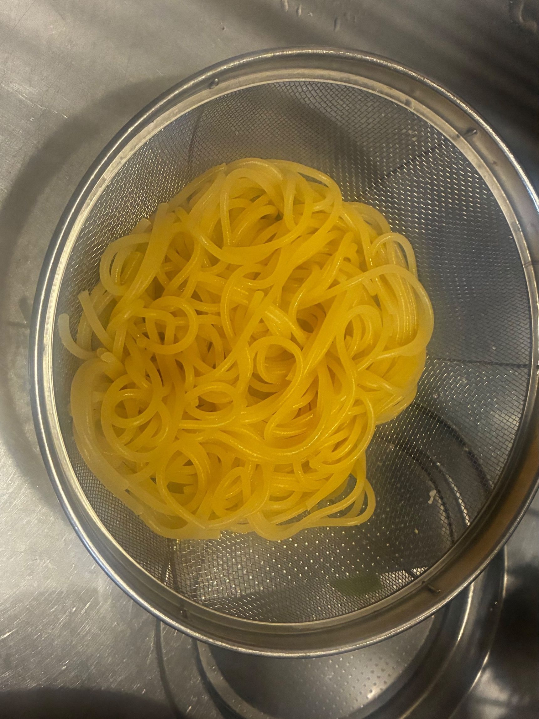 パスタを茹でる