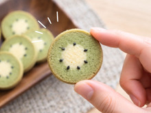 本物のキウイと見間違えちゃう！？黒ごま＆抹茶で断面まで完璧な「キウイクッキー」が可愛すぎて感動